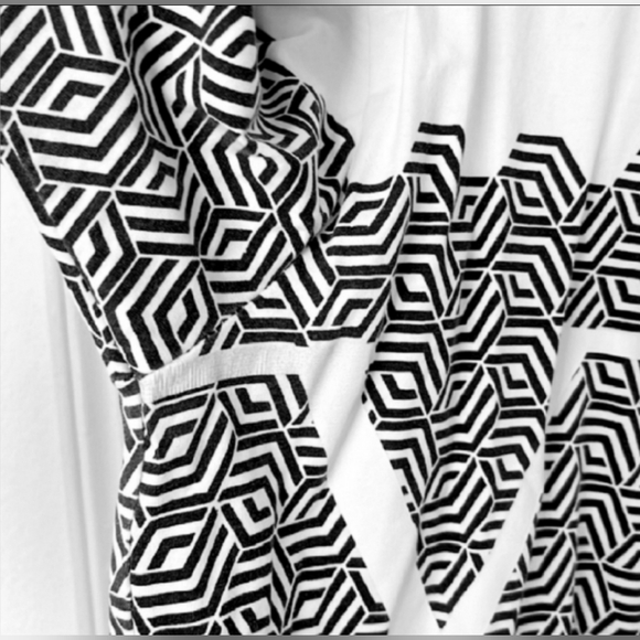 Versace Italia White/Black Geo Print - Picture 9 of 11